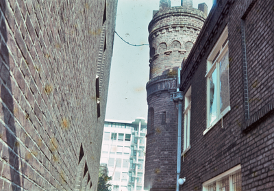 832005 Gezicht op een traptorentje aan de zijgevel van het huis Moreelselaan 27 te Utrecht; op de achtergrond de ...